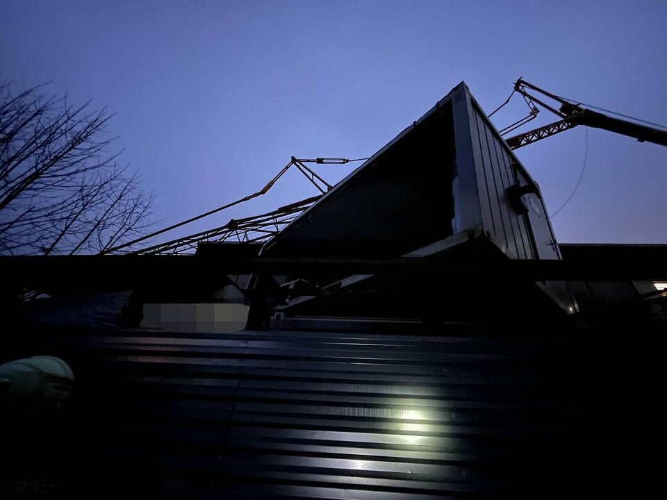 Umgestürzter Baukran fällt in Hohenems auf Gartenhütte