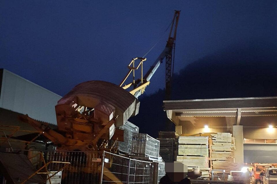 Umgestürzter Baukran fällt in Hohenems auf Gartenhütte