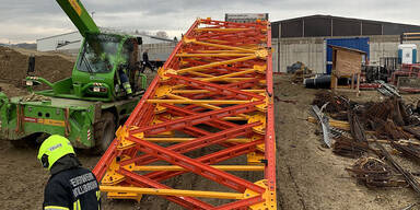 Bauger&uuml;st st&uuml;rzt auf Mann - Arbeiter tot