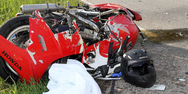 Biker (25) kracht gegen LKW