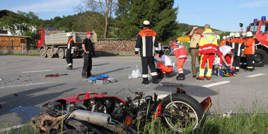 Biker (25) kracht gegen LKW