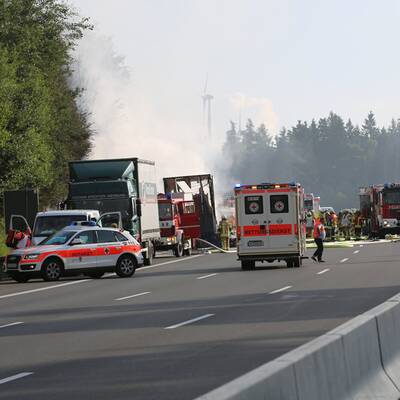 Reisebus in Bayern geht in Flammen auf