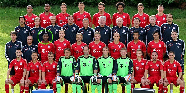 Alaba am Rasenmäher zum Foto-Shooting