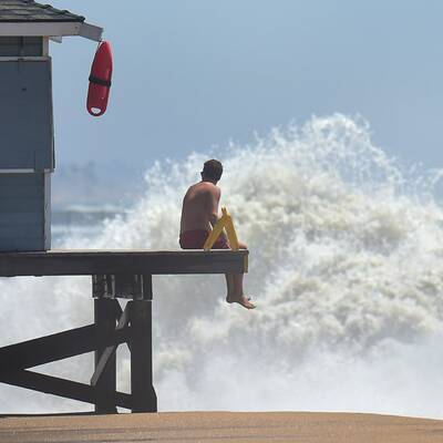 Ein Sanddamm an der Küste
