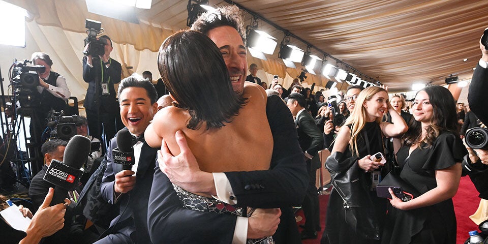 Was für eine Begrüßung: Halle Berry und Adrien Brody küssen sich!