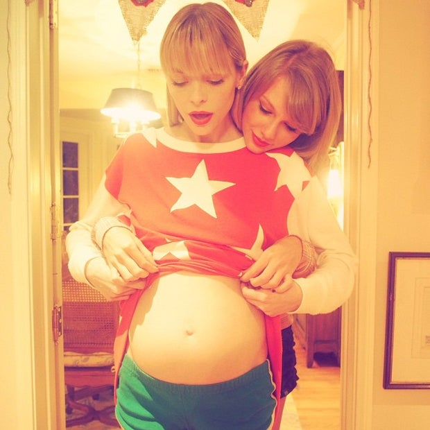 Jaime King zeigt Babybauch und Patentante Taylor Swift