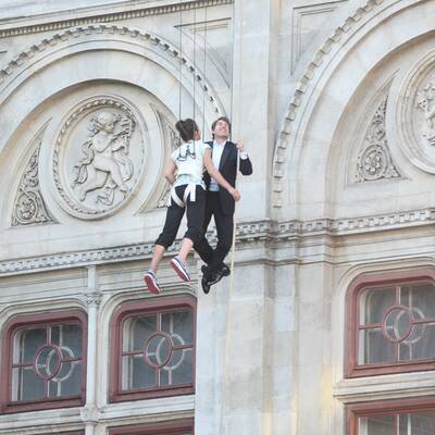 Tom Cruise: Irrer Stunt an der Fassade der Wiener Staatsoper