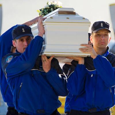 Transport der Todesopfer des Busunglücks 