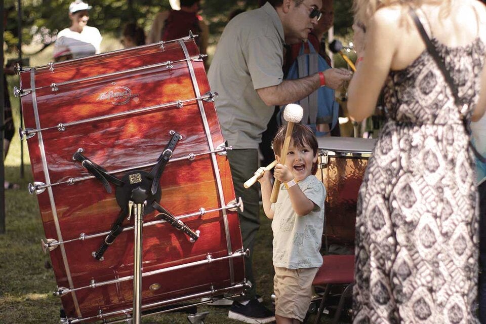 An interaktiven Stationen können Instrumente ausprobiert werden.