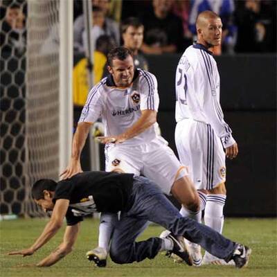 Fan stürmt zu Beckham aufs Spielfeld