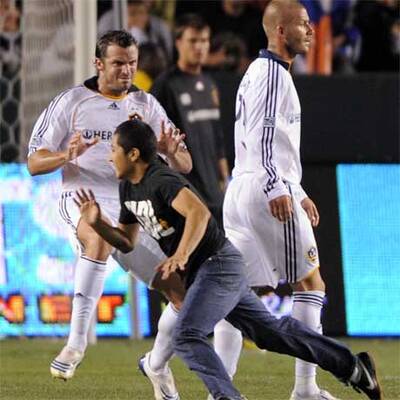 Fan stürmt zu Beckham aufs Spielfeld