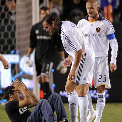 Fan stürmt zu Beckham aufs Spielfeld