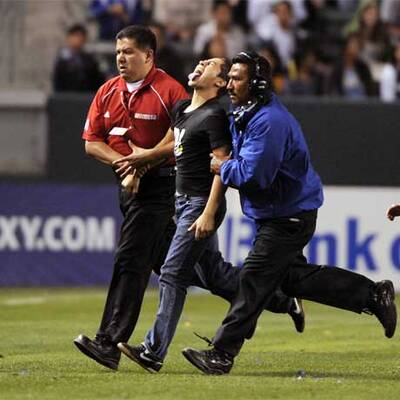 Fan stürmt zu Beckham aufs Spielfeld