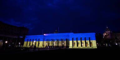 Solidarit&auml;t mit Ukraine: Burgtor leuchtet Blau-Gelb