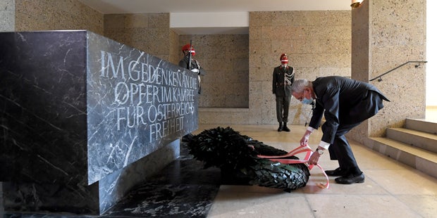 Jubiläumsgedenken mit rot-weiß-rotem Mundschutz