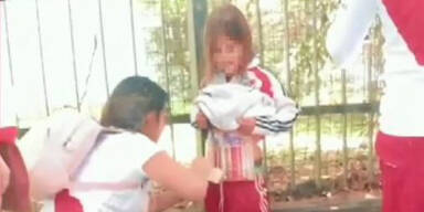 Irre! Ultras befestigen Pyros an Kind