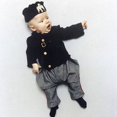 Baby als Hitler verkleidet