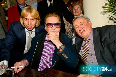 Helmut Berger verteilt Rosen