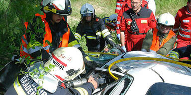 Frau (32) stirbt nach Crash gegen Baum 
