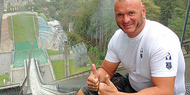 Auf der Vespa Skischanze hinunter