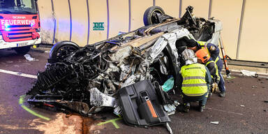 Pkw-Lenker &uuml;berschl&auml;gt sich im Tunnel