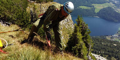 Kletterer st&uuml;tzt 20-Meter in Seil