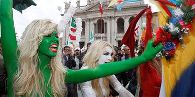Nackter Protest gegen Berlusconi 