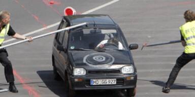 Auto fuhr in Absperrung vor Ort des Obama-Auftritts