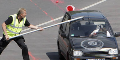 Auto fuhr in Absperrung vor Ort des Obama-Auftritts