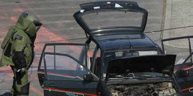 Auto fuhr in Absperrung vor Ort des Obama-Auftritts