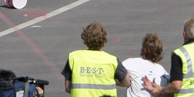 Auto fuhr in Absperrung vor Ort des Obama-Auftritts