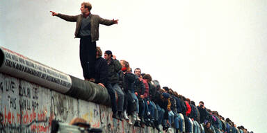 30 Jahre Mauerfall: Rosen, Freude und Momente der Stille
