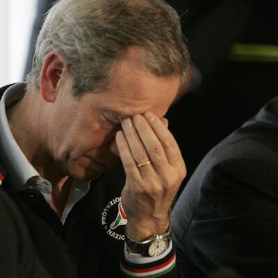 Berlusconi besucht Erdbebenregion