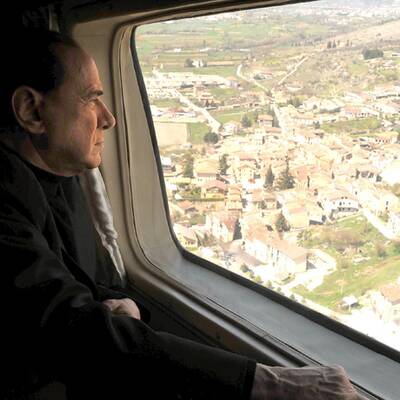 Berlusconi besucht Erdbebenregion