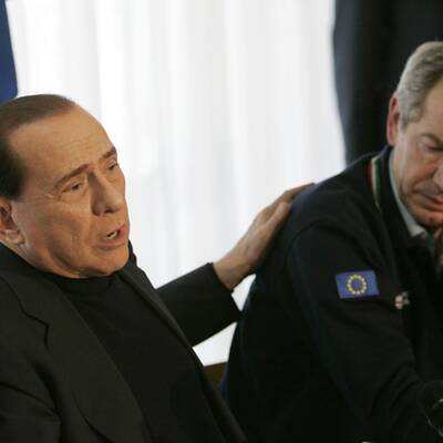 Berlusconi besucht Erdbebenregion