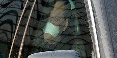 Berlusconi mit verbundenem Gesicht heim