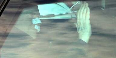 Berlusconi mit verbundenem Gesicht heim