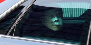 Berlusconi mit verbundenem Gesicht heim