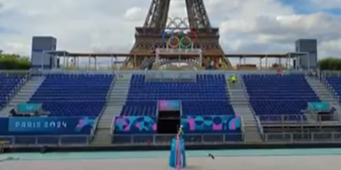 Beach-Volleyball-Platz bei den Olympischen Spielen  im Hintergrund thront der Eiffelturm.