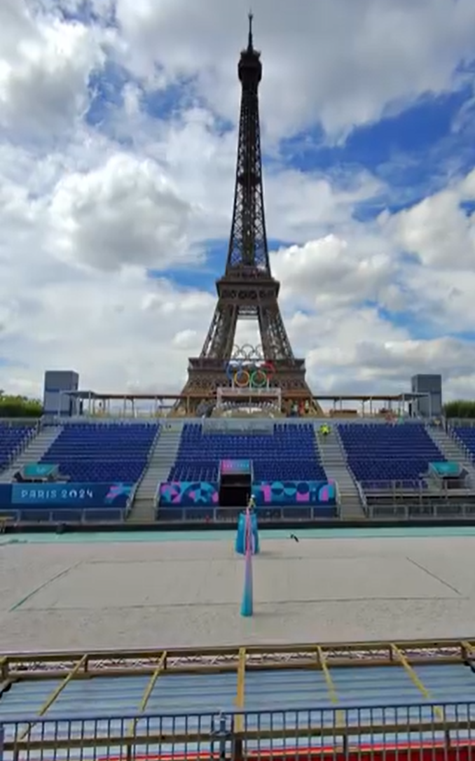 Beach-Volleyball-Platz bei den Olympischen Spielen in Paris - im Hintergrund thront der Eiffelturm.