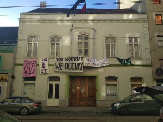 Vegane Anarchos besetzen Haus: Polizei will räumen