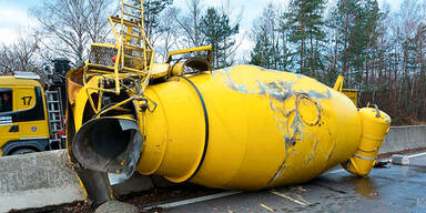 Betonmischer kracht auf Straße