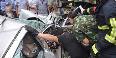 Betonmischer zermalmt PKW