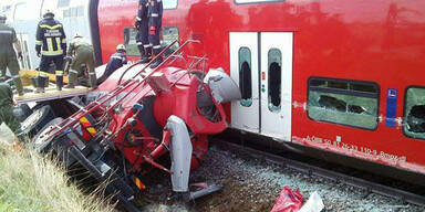 Betonmischer kollidiert mit Zug