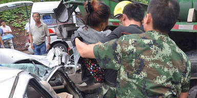 Betonmischer zermalmt PKW