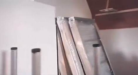 Betten in der Leichenhalle. 10 Menschen könnten hier unterkommen.