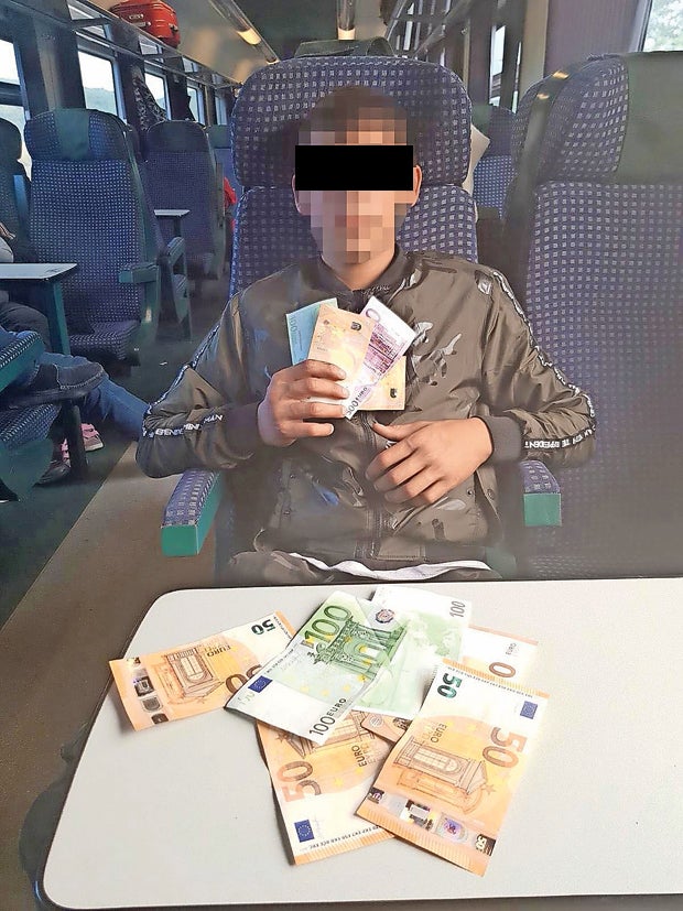 Bettler-Bande protzt mit Bargeld