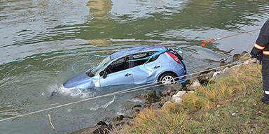 Auto landet im Wiener Donaukanal