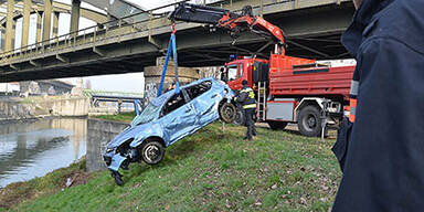 Auto landet im Wiener Donaukanal