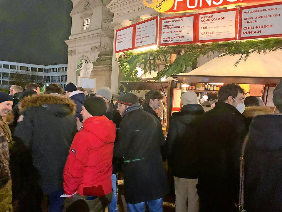 Gedränge am Punschstand Karlsplatz. Nur einer mit Maske.